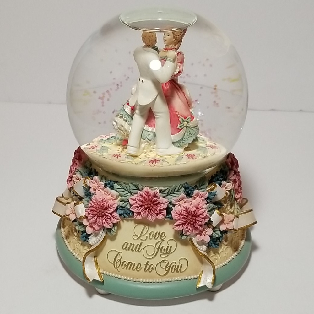 San Francisco Music Box Company Ellen Kamysr Snowglobe